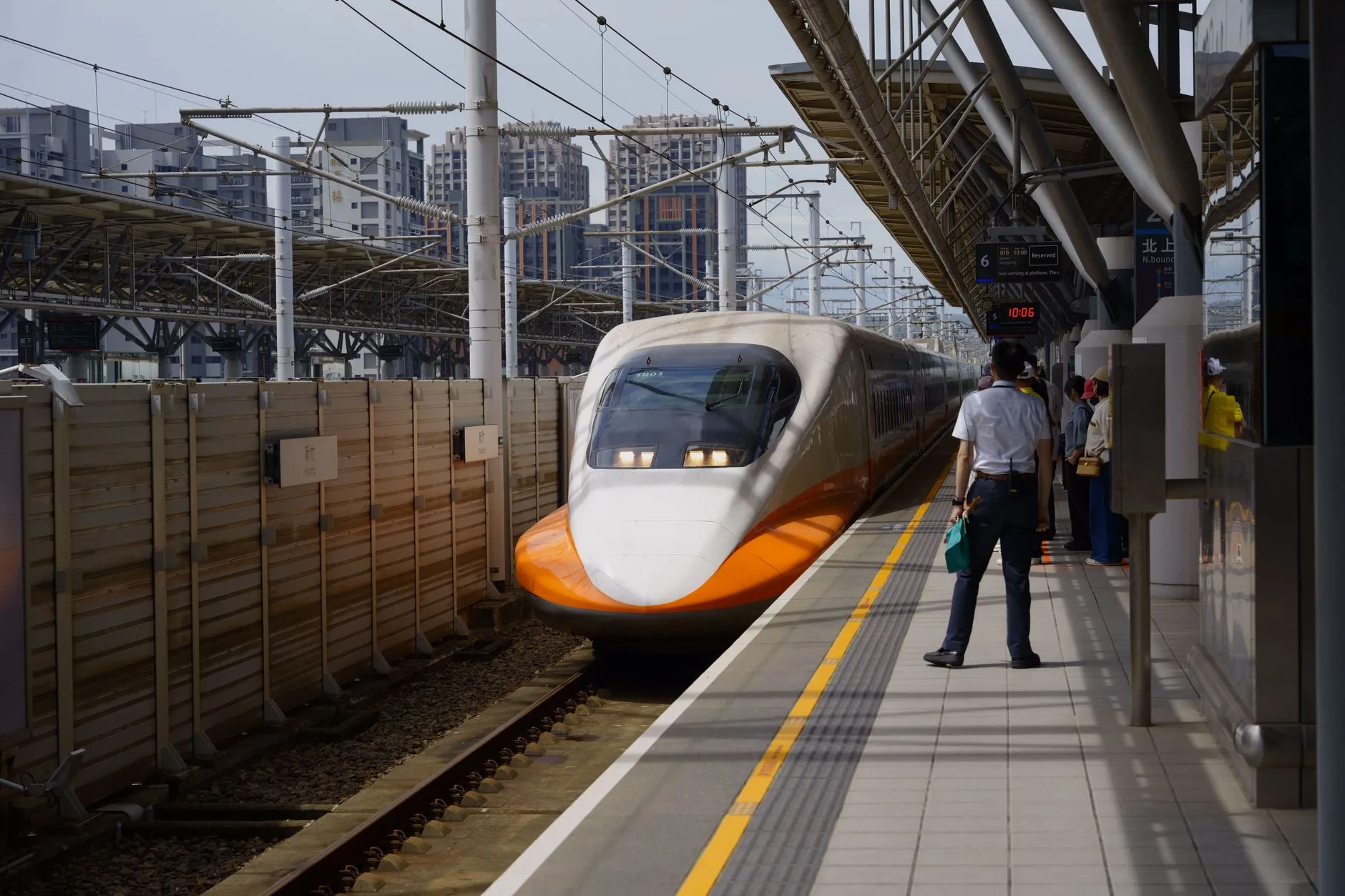 רכבת מהירה מתקרבת לתחנה בטאיוואן ביום בהיר